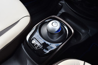 「ノートe-POWER」のシフトセレクター。電気自動車「リーフ」と同じデザインが採用されている。