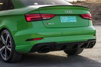 「RS 3セダン」のエキゾーストパイプは、左右振り分けの2本出し。リアバンパーの下部にはディフューザーが装着される。