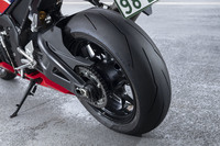 足まわりでは、よりセルフステアが働くようフロントのアライメントを変更。リアのスイングアーム長を622.7mmに、ホイールベースを1455mmに変更した。