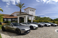 試乗会場に並べられた、さまざまな仕様の「ヴァンテージ」。無数に用意された内外装のコーディネートや装備などの中から、好みのものを選び、“自分の一台”を仕立てていけるのも、プレミアムブランドの醍醐味（だいごみ）といえる。