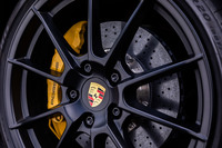 ポルシェセラミックコンポジットブレーキ（PCCB）はオプションとなるアイテム。前後に同サイズとなる直径350mmのカーボンファイバー強化セラミック製ドリルホール付きベンチレーテッドディスクを配置し、前6ピストン、後ろ4ピストンのブレーキキャリパーを組み合わせる。