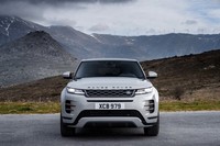 ボンネットからヘッドランプ、さらにバンパーへとスムーズな面構成でつなげたフラッシュサーフェスデザインを採用。全体の造形は兄貴分に当たる「レンジローバー ヴェラール」によく似ている。