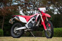 競技専用のモトクロッサー「CRF450R」の公道バージョンとしてホンダがリリースした「CRF450L」。日本仕様の最高出力が24PSだったのに対し、北米仕様は40PS前後といわれていた。（写真：向後一宏）