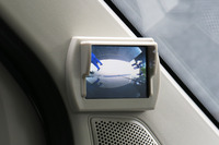 日本導入に際しては、独自に改良が加えられた箇所も。ジープなどでおなじみの助手席側サイドカメラも、日本向けならではの装備とのことだ。