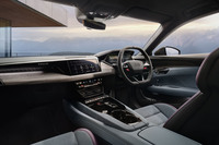 「RS e-tron GTパフォーマンス エクスクルーシブエディション」のインテリア。「ミントグレー」と「モラバイオレット」のコンビネーションカラーが特徴だ。