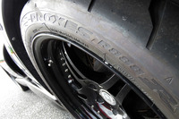 現在お世話になっているトーヨータイヤの「プロクセスR888R」。昨年、コレクションズさんでの修理から戻ってきたら、タイヤの空気圧が前1.6、後ろ1.8に落とされていた。オートクロスでは、これくらいタイヤを地面に張り付かせないとダメということか。