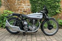 ノートンは1898年創業の英国の老舗で、戦前よりマン島TTレースなどで名をはせていた。写真は1939年モデルの「モデル30 インターナショナル500」。