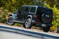 新型ではドアパネルやフェンダー部分にはアルミを、リアゲートの骨格部分にはマグネシウムを採用するなどしてボディーの軽量化を徹底。「アンリミテッド スポーツ」同士で比較すると、70kg軽くなっている。