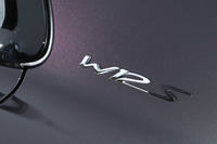 Cピラーの後方に備わる「W12 S」のエンブレム。Sの文字のみブラックが用いられているところが、どこか奥ゆかしさを感じさせる。