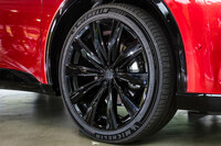 「クラウン スポーツ」の足もとに収まる21インチの大径ホイール。ホイールアーチを強調するクラッディングもあって、タイヤまわりの存在感は非常に大きい。（写真：山本佳吾）