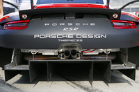 「911 RSR」には「コリジョン・アボイド・システム」と呼ばれるレーダーによる衝突警告システムが備わっている。これは他車の後方からの接近を早期に検知するものだ。