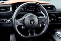 ボトム部がフラットなステアリングホイールは、センターパッドの小ささも特徴的だ。