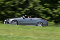 今回のテストでは315kmあまりを走行し、40.0リッターのハイオクガソリンを消費。満タン法で7.9km/リッターの燃費を記録した。ガソリンタンクの容量は「E400 4MATICカブリオレ スポーツ」のみ66リッターで、他のグレードは50リッターとなっている。