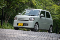 「ミラ トコット」は、それまでの“女性向けカー”とは一線を画す、シンプルで飾りっ気のないスタイリングが特徴。オフィシャルサイトやカタログなどで主役を張るボディーカラーも、ピンクやイエローではなく淡いグリーンとなっている。（写真＝向後一宏）