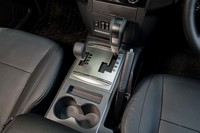 主変速機は5段のトルコン式AT。「2H」「4H」「4HLc」「4LLc」からなる副変速機も備わる。