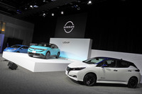 会場に展示された、初代（写真左奥）、2代目（同右手前）、3代目（中央）の「リーフ」。