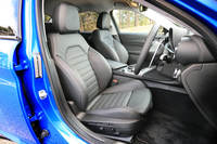 「ジュリア ヴェローチェ」に装備されるスポーツレザーシート。ブラックとタン、レッドの3色が用意されている。