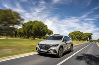 空気抵抗を示すCd値は大型のSUVとしては異例に低い0.25。ボディーとボンネットの隙間には徹底して目張りがされるほか、前後フェンダーの前方にはコンパクトなスポイラーが装着される。