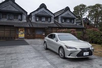 全長4975mm、全幅1865mmという雄大なボディーサイズを誇る「レクサスES」。ホイールベースは2870mm。