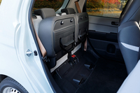 後席は座面をチップアップできる。これは「N-ONE」や「N-BOX」などと同じ機能だが、BEVで成立させていることに価値がある。