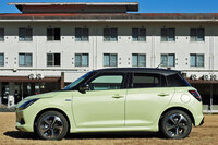 新型「スイフト」のサイドビュー。ショルダー部のストレートなプレスラインやドアパネルの面の陰影などが目を引くが、過去のモデルほどキャラクターが立っている印象はない。