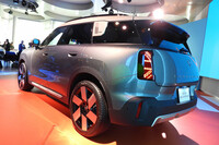 リアまわりでは、空力性能の向上とラゲッジスペースの容量アップをねらってルーフラインを後ろに延長。SUVらしさが増した。