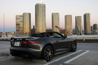 早朝の首都高速道路にて。「アンモナイトグレイ」と呼ばれる無彩色系のボディーカラーがシブい。