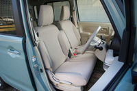 前席は従来型と比べて左右乗員間を30mm、ショルダールームを25mm拡大し、居住性を高めている。