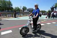 運河側の広場では、電動自転車の試乗イベントも実施。ちなみにこちらのアスファルトは「This asphalt will be recycled」だそうである。