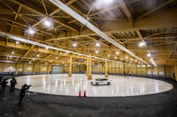 屋内氷盤旋回試験場の建物は、全長と全幅がともに56ｍ、室内高が12.3m（最高部）、氷盤面積は1960平方メートル。旋回半径10～22ｍまでの試験が可能とされる。氷の表面温度をマイナス10度から0度の間でコントロールできる従来の屋内氷盤試験場に隣接している。