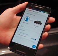 「パーフェクトリー キーレス」のメニューは現在、ドアの解錠・施錠、エンジンの始動、荷室ドアの解錠に分かれている。これにより「エンジン始動は許可しないがトランクルームの解錠だけは認める」などの個別設定が可能で、例えば、「宅配業者からの荷物を荷室に置いておいてもらう」といった使い方ができる。