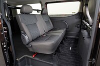 リアシートは左右分割可倒式。あくまで荷室優先のバンではあるものの、座面も背もたれも厚みがある。