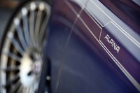 ボディー側面に添えらえた、矢の羽根をモチーフにしたデコレーション。歴代アルピナ車に見られるドレスアップのひとつだ。