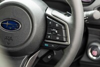 先進運転支援システム「アイサイト」は右側のステアリングスイッチですぐに起動。車両の制御はごく自然かつ優秀だ。