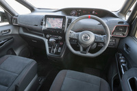 運転席まわりは、ステアリングホイールやコンビメーター、センタークラスターなど、ほぼNISMO専用パーツで構成される。