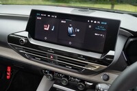 12インチのセンタースクリーンには新たなインフォテインメントシステム「マイシトロエンドライブプラス」を搭載。コネクテッドナビに加えて、音声認識システムも標準装備だ。