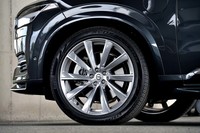 アルミポリッシュ仕上げの専用21インチ10スポークホイール。タイヤはピレリの「スコーピオン ヴェルデ」が組み合わされていた。