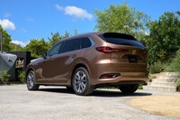 国内ではこれが初採用となる、新色の「メルティングカッパーメタリック」。銅に薄くサンドブラストをかけたような、独特の質感を持つ。