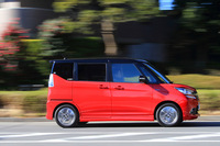 最高出力13.6ps、最大トルク3.1kgmのモーターが発生する駆動力は、約10：1というギア比のリダクションギアによって増幅され、ドライブシャフトに伝達される。