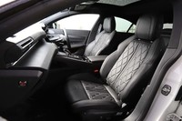 ナッパレザーシートはパッケージオプション「フルパッケージ」に含まれるもの。「マルチランバーサポート」（マッサージ機能）やシートヒーターも内蔵しているが、座り心地はちょっと硬め。