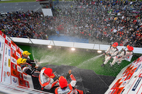 GT300クラスの表彰式。多くの観客が見上げる台上で、シャンパンファイトが行われた。