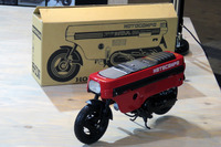 「モトコンポ」の模型には、実機さながらの灯火類の点灯機能やハンドルなどの格納機能が盛り込まれていた。