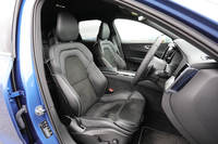 シートバックや座面のサイドサポート部分を張り出させた、ホールド感の良い専用シートを採用。表皮のヌバック／パーフォレーテッドレザーも「R-DESIGN」でのみのコンビネーションとなる。