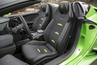 スポーツシートは、電動調節機構やシートヒーター付き。運転席と助手席の間に設けられたリアウィンドウはスイッチ操作で開閉できる。