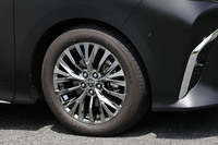 「アルファード」のプラグインハイブリッド車には、シルバースパッタリング塗装の19インチアルミホイールが標準で採用される。今回の試乗車は、同ホイールに225/55R19サイズの「ダンロップSP SPORT MAXX 060」タイヤを組み合わせていた。