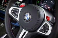 ステアリングホイールのスポーク上部に「M1」「M2」スイッチを配置。あらかじめ自分で登録した走行モードのセッティングを、ボタン操作で瞬時に呼び出すことができる。