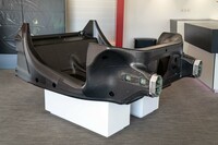 「マクラーレン・カーボン・ライトウェイト・アーキテクチャー（MCLA）」と名づけられたカーボンモノコック。高性能なハイブリッドシステムを搭載すべく新設計された。
