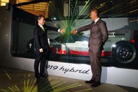 イルミネーション点灯式の様子。2人がショーケースに浮かび上がったバーチャルなスイッチに触れると、イベント会場が幻想的なイルミネーションに満たされた。