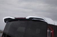 
	専用デザインのテールゲートスポイラー。空力性能のみならず、ハイマウントストップランプによる視認性のよさもセリングポイント。
	