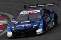 こちらはSUPER GT選手権のレーシングマシン。車体に並ぶパーツサプライヤーのロゴも、企業の経営統合や新ブランド設立により変わっていくのかもしれない。